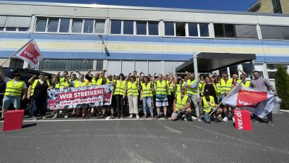 Bild: Bäumler/fph
Zu einer Kundgebung versammelten sich am Montag die Streikenden vor der Edeka-Zentrale im Logistikzentrum Lorenzreuth.