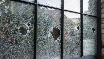 Bild: Christophe Gateau/dpa
Am Firmen-Sitz der Rammstein GbR in Berlin wurden Scheiben eingeschlagen.