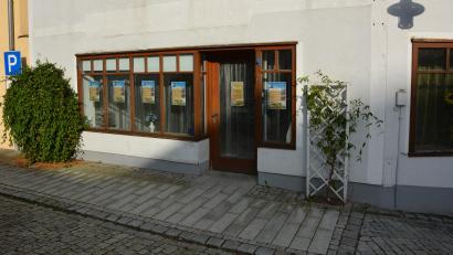 Bild: jr
Noch heuer soll das Provisorium „Dorfladen“ am Bad Neualbenreuther Marktplatz eröffnen. Bürgermeister Klaus Meyer rechnet mit der Eröffnung im vierten Quartal diesen Jahres. Bislang haben die Bürger schon Anteile in Höhe von 107.000 Euro gezeichnet.