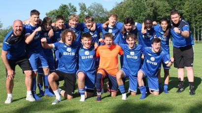 Bild: Frank Magdeburg
So jubeln Landesliga-Aufsteiger: Die B-Junioren der SpVgg SV Weiden und Trainer Michael Solter-Schlechte (links) freuen sich über die BOL-Meisterschaft und den Aufstieg.