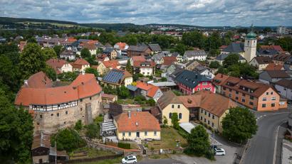Bild: Wolfgang Erhart/exb
Die Stadt Waldershof hat sich in den zurückliegenden Jahrzehnten hervorragend entwickelt. Hier ein Blick auf das Schloss und den Ortskern mit dem neuen Rathaus und der alten Kirche Sankt Sebastian.