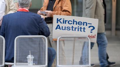 Bild: Marijan Murat/dpa
Mehr als eine halbe Million Menschen sind 2022 aus der katholischen Kirche ausgetreten. Die Zahl der Kirchenaustritte lag bei 522 821, wie die Deutsche Bischofskonferenz (DBK) am Mittwoch in Bonn mitteilte. Im bisherigen Rekordjahr 2021 waren es 359 338.