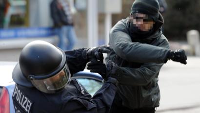 Symbolbild: Carsten Rehder/dpa
Besorgniserregend findet man bei Nabburger Polizei inzwischen die Gewalt gegen Polizeibeamte. Allein 18 solcher Fälle gab es 2022 im Zuständigkeitsbereich der Nabburger Beamten, mehr als doppelt so viele wie im Vorjahr.