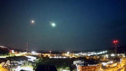 Screenshot: Ceský hydrometeorologický ústav (?HMÚ)
Eine Überwachungskamera zeigt den Meteor am Nachthimmel über Pilsen.