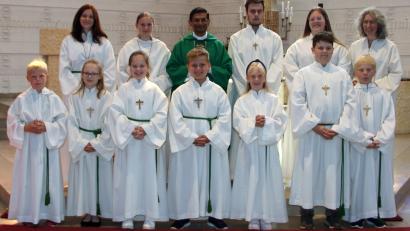 Bild: lep
Sieben junge Menschen zeigen Interesse an der Mitarbeit in der Kirche und im Gottesdienst. Am Sonntag wurden sieben Jugendliche feierlich in die Ministrantenschar aufgenommen.