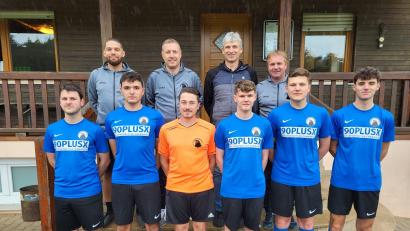 Bild: Manfred Rupprecht
Die nachrückenden Eigengewächse des FC Edelsfeld (vorne von links) Luca Ertl, Max Behringer, Tristan Fischer (reaktiviert), Clemens Heldrich, Benni Graf und Bastian Scharf mit (hinten von links) Reserve-Coach Eric Pridgen, dem neuen Trainer Stephan Schmeller, Vorstand Manfred Pirner und Spartenleiter Robert Pickel.
