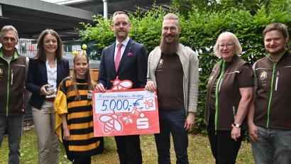 Bild: gf
5000 Euro für den Amberger Bienenzuchtverein. Raimund Jonas (von links), Sonja Kalb, die Sparkassen-Biene Sarah, Thomas Pickel, Florian Winkler sowie Gerda Eiber und Michael Straub bei der Spendenübergabe.