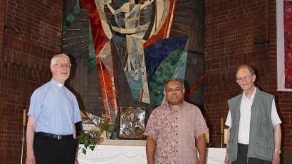 Bild: heb
Pater Klaus Kniffki, Pater Präses Yoseph Bugalit Barat und Pater Helmut Stadermann (von links) wohnen im Missionshaus St. Peter. Sie freuen sich auf Sonntag, 2. Juli. An diesem Tag feiern die Steyler Missionare das 60. Jubiläum der Dreifaltigkeitskirche.