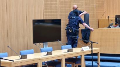 Bild: scm
Am Nachmittag steht die polizeiliche Videobefragung des Opfers auf der Tagesordnung. Dafür bereiten die Justizbeamten die Technik vor.