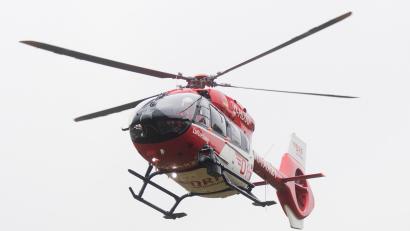 Symbolbild: Julian Stratenschulte/dpa
Ein Hubschrauber der Luftrettung im Einsatz. In Kirchenthumbach erlitt ein Mann nach einer Verpuffung schwere Brandverletzungen.