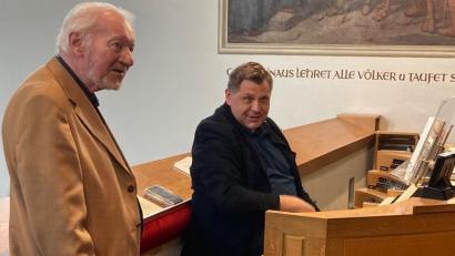 Bild: Monika Beer-Helm/exb
Detlef Zöllner (links) besuchte auch die Stadtpfarrkirche und ließ sich von Matthias Schraml die Orgel vorführen.