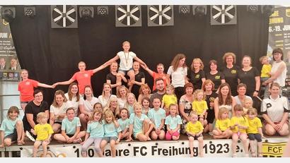 Bild: rth
Die Turnriege zeigt bei der 100-Jahr-Feier des FC Freihung zahlreiche ihr Können.