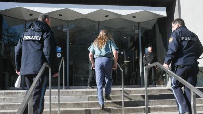Archivbild: Gabi Schönberger
R. im Februar auf dem Weg ins Weidener Gericht.