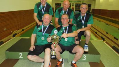 Bild: adj
Stolz präsentierten die A-Senioren des SKV Weiden den Siegerpokal. Michael Grünwald, Josef Keller; Thomas Schmidt (hinten von links) sowie Stefan Schmucker und Thomas Hacker (sitzend von links) waren die siegreichen Akteure.