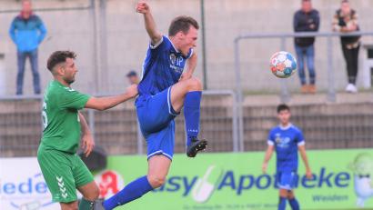 Bild: Büttner, Gerhard
Sven Kopp (blaues Trikot) ist derzeit verletzt, sein Vertrag wurde jetzt dennoch verlängert.