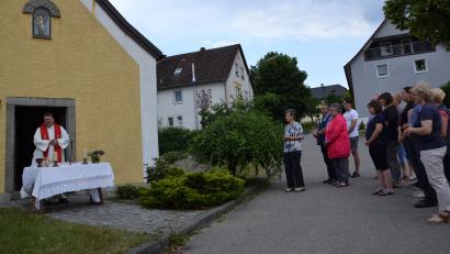 Bild: gi
Die Dorfgemeinschaft Ödpielmannsberg feierte das Patrozinium ihrer Kapelle zu Ehren der Heiligen Johannes und Paulus vor dem Kirchlein am Dorfplatz.