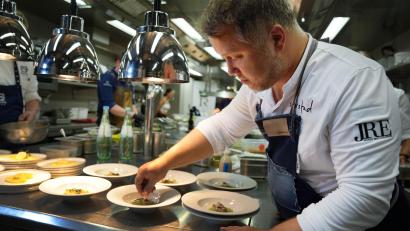 Bild: Sebastian Böhm
Anton Schmaus richtet sein Gericht in der Küche des "Cheval Blanc" an.