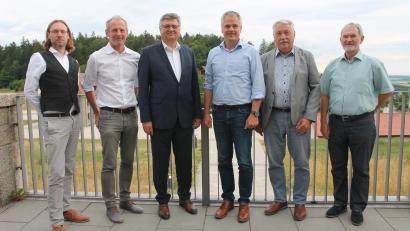 Bild: pi
Dekan Karlhermann Schötz (Dritter von links) steht weiter an der Spitze des Fördervereins für die KZ-Gedenkstätte Flossenbürg.