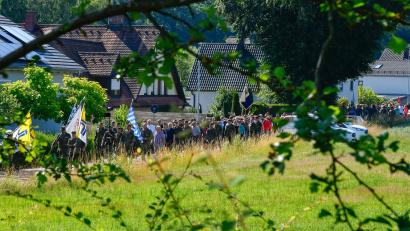 Bild: Petra Hartl
Die Wallfahrer zogen am Donnerstagmorgen von der Schweppermannkaserne in Kümmersbruck auf den Mariahilfberg. Soldaten, Angehörige, Reservisten und zivile Mitarbeiter sowie amerikanische Soldaten waren dabei.