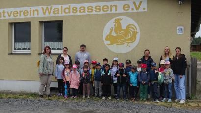 Bild: Kinderhaus &quot;Tausendfüßler&quot;/exb
Vorschulkinder des Kinderhauses "Tausendfüßler" in Waldsassen besuchten kürzlich die Kleintierzüchter.