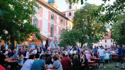 Bild: do
Auf dem Festplatz zwischen Klosterkirche und Wieskapelle lässt es sich zünftig feiern