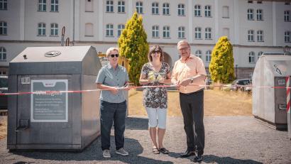 Bild: Michael Golinski, Stadt Amberg/exb
In Amberg gibt es einen neuen Containerstandort in der Georg-Grammer-Straße (von links): Umwelt-Amtsleiterin Elisabeth Keck, Abfallberaterin Susanne Uschold und Bürgermeister Martin Preuß eröffneten ihn.