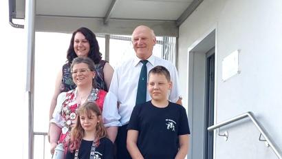 Bild: Norbert Dietl/exb
Die bisherige Schützenkönigin Nathalie Ries (hinten links) und der bisherige Jugendkönig Felix Küspert (rechts) zusammen mit den neuen Königinnen Anja Hecht und Sina Riederer (vorne links) sowie Schützenmeister Alfred Koch.