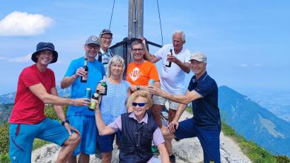 Bild: Alpenverein Marktredwitz/exb
Markus Prechtl, Tourenführer Rainer Rahn, Birgit Schelter, Edith Thurner, Sven Hackl, Christa Watzke, Erwin Walschek und Berthold Lechner (von links) stoßen auf dem 1808 Meter hohen Geigelstein mit einem Gipfelbier an.