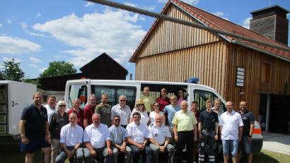 Bild: Gemeinde Kulmain/exb
Mitglieder der BRK-Bereitschaft Armesberg und der Feuerwehr sowie Gemeindevertreter feierten die Segnung des sanierten Alten Feuerwehrhauses.
