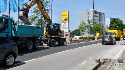 Bild: Petra Hartl
Die Baustelle in der Regensburger Straße/B85 in Amberg betrifft viele Autofahrer, die durch Amberg fahren wollen.