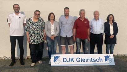 Bild: Susanne Gschrey/exb
Vorsitzender Heinz Arbter (links) und der Vizepräsident des DJK Landesverbandes Sigi Balk (Zweiter von rechts) ehrten zahlreiche Mitglieder für ihre langjährige Treue.