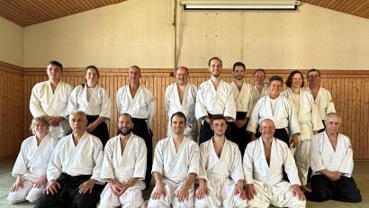 Bild: Karlheinz König/exb
Das Bild zeigt die Trainingsgruppe in Premenreuth zusammen mit den Prüflingen, Valerii Carlov (vorne sitzend, Dritter von links), Dergah Durmaz (vorne sitzend, Vierter von links), Nikolai König (vorne sitzend, Fünfter von links) und Thomas Schedl (vorne sitzend, Sechster von links).