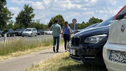 Bild: Heike Unger
Parkplätze gab es hier eigentlich nicht: Die Besucher des Tags der Bundeswehr in der Schweppermannkaserne stellten ihre Autos trotzdem entlang der B 85 (im Hintergrund) und auch neben dem Geh- und Radweg (im Vordergrund) ab.