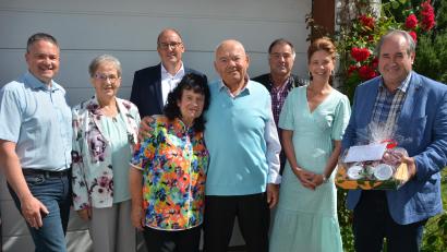 Bild: jr
Seinen 80. Geburtstag feierte am Mittwoch Artur Kechter (Mitte). Es gratulierten (von links) Sohn Robert, Schwägerin Gisela, Neffe Bernd, Lebensgefährtin Domenica, Neffe Richard, Tochter Pamela und Dritter Bürgermeister Josef Schwägerl.