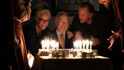 Bild: picture alliance/dpa/ARD Degeto/2018 MRC II Distribution Company L.P.
Linda Drysdale (Jamie Lee Curtis, hinten links), Richard Drysdale (Don Johnson, hinten rechts) und Walt Thrombey (Michael Shannon, rechts) feiern den Geburtstag von Harlan Thrombey (Christopher Plummer, hinten Mitte) in einer Szene des Films "Knives Out - Mord ist Familiensache".