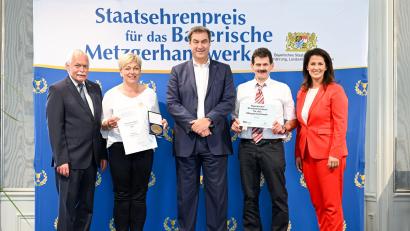 Bild: Tobias Hase/StMELF 
Von links Landesinnungsmeister Konrad Ammon, Manuela Weidner, Ministerpräsident Markus Söder, Martin Weidner und Staatsministerin Michaela Kaniber.