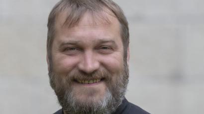 Bild: mab
Pater Vinzenz Schlosser wird von Bischof Rudolf Voderholzer zum Priester geweiht.