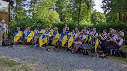 Bild: kwl
Eine bunte Palette an Titeln brachten das Akkordeon-Orchester, die Stadtkapelle (auf dem Bild) und der Solist Max Haberkorn auf seiner Steirischen bei der Serenade der Musikschule in der Freizeitanlage.