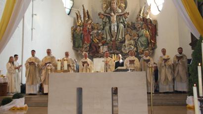 Bild: ads
Beim Jubelgottesdienst anlässlich des 100-jährigen Bestehens von Hl. Dreifaltigkeit kam die Verbundenheit der Amberger Pfarreien durch die Teilnahme sämtlicher Priester und Seelsorger aus den Pfarreien Ambergs schön zum Tragen.