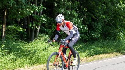 Bild: Christina Hohlfeld/exb
Peter Schuller auf dem Anstieg am Lippersdorfer Berg. Den musste er 104 Mal bergauf fahren um auf die 8848 Höhenmeter zu kommen.