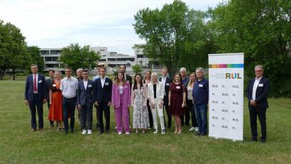 Bild: Anna Ignjatovic/exb
Mit Florian Moßner (Sechster von links) vom Augustinus-Gymnasium und Simon Völkl (Sechster von rechts) von der FOS/BOS kommen zwei Preisträger von Schulen aus Weiden.