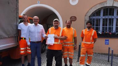 Bild: Franz Stockerl/exb
Bürgermeister Maximilian Beer gratuliert Josef Schießl zum bestandenen Kurs.