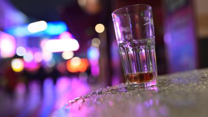 Archivbild: Jonas Walzberg/dpa
Ein Cocktailglas steht auf einem Tisch vor einem Lokal auf der Großen Freiheit nahe der Hamburger Reeperbahn. Ob der Junggesellenabschied mit Amberg-Sulzbacher Beteiligung feuchtfröhlich war, ist nicht überliefert. Klar ist aber, dass am Tag danach die Ernüchterung kam.