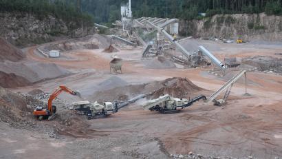 Bild: bnr
Die Maschinen im Steinbruch Saltendorf sollen vom Dieselbetrieb auf Elektrobetrieb umgerüstet werden. Dies sorgt für Spekulationen in der Bevölkerung.