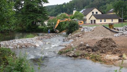 Bild: bö
In Emhof gestaltet das Wasserwirtschaftsamt Weiden derzeit die Fischtreppe an der Alten Vils neu. In knapp zwei Wochen soll die Maßnahme abgeschlossen sein.