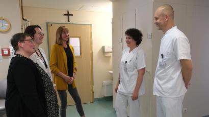 Bild: Klinikum/Dietl/exb
Christina Hopkins, Near Patient Nurse Lead Germany, Team South zusammen mit den beiden Field Nurses Angela Cory und Nina Buchloh im Gespräch mit dem Leiter der Geburtshilfe, MUDr. Petr Jurovich (von links).