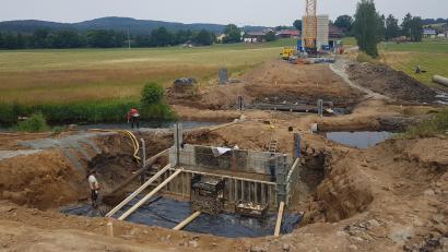 Bild: gi
Die Baufirma arbeitet mit Hochdruck an der Brücke über die Pfreimd bei Lohma/Isgier. Die Arbeiten sollen rechtzeitig vor dem Wintereinbruch abgeschlossen werden.