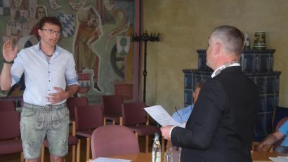 Bild: fz
Bürgermeister Dietmar Schaller vereidigt Konrad Braun (links) als neuen Gemeinderat.