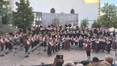 Bild: sns
Über 90 Musiker der Stadtkapelle Neunburg und der Evolution Brass Regensburg sorgten für ein begeisterndes Finale der Burghofserenade.