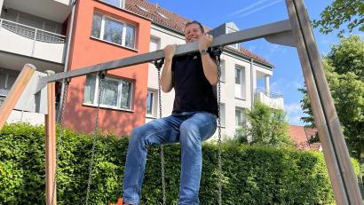 Bild: Heike Unger
Mal schnell auf ein paar Klimmzüge aufs Schaukelgestell auf dem Spielplatz: Kümmersbrucks Sport-Koordinator Peter Schuller zeigt, dass man überall Kraft und Ausdauer trainieren kann.